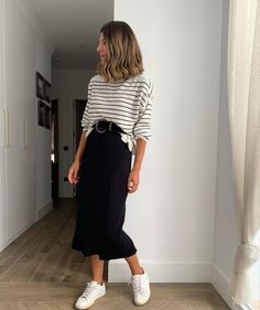 Office Casual Outfit, Skirt And Sneakers, Jeans Rock, Professional Outfits, Mom Outfits