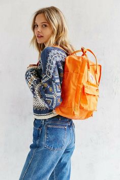 Backpacker Aesthetic, Backpack Drawing, Kanken Classic, Orange Backpack, Backpack Fjallraven, Backpack Outfit, Orange Backpacks, Pose Reference Photo