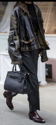 Achromatic Outfit Style, Elevated Basics Style Winter, Monkcore Outfits, Womens Rock Outfits, 90s New York Fashion Street Styles, New York Street Style Fall, Leather Jacket Under Coat Outfit, Retro Leather Jacket Outfit, London Grunge Fashion