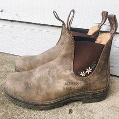 Blundstone Boots Aesthetic, Embroidery On Boots, Embroidered Boots Diy, Chelsea Boot Embroidery, Blundstone Boots Embroidery, Embroidery On Blundstone, Embroider Blundstone, Rustic Brown Blundstone Outfit, Embroidered Chelsea Boots