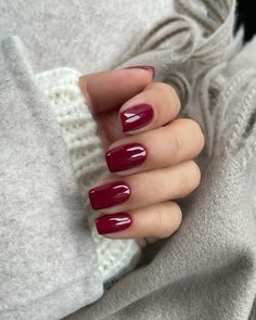 32 Classy Winter Nail Designs To Try This Chilly Season | Pretty Sweet Printables Long Nail Art, Christmas Nails Easy, Nail Design Inspiration, Burgundy Nails, Winter Nail Designs, Elegant Nails, Xmas Nails, Christmas Nail Designs, Classy Nails