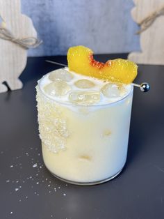 there is a drink that has been made with pineapple and ice cubes on the rim