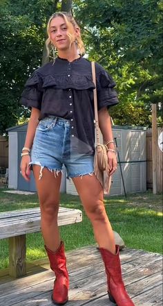 Nashville Fits Summer, Southern Coastal Style Clothing, Ashtyn Bodensteiner Outfits, Summer Aspen Outfits, Boho Country Concert Outfit, Outfit For Winery Wine Tasting, Jean Shorts Cowboy Boots Outfit, Fort Worth Outfits