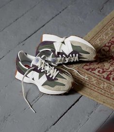 New Balance 327, Hype Shoes, Sneakers Addict, Shoe Inspo, Swag Shoes, Retro Sneakers, Shoe Lace Patterns, Shoe Lace, 가을 패션