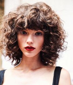 Bob mit Pony lockige Haare Hair 2018, Curly Bob Hairstyles, Curly Hair Cuts, Red Lipstick, Short Curly Hair, Curly Hairstyle, Short Hairstyles For Women, Curly Hair Styles Naturally