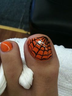 Halloween Pedicure, Halloween Toes, Fall Pedicure, Pedicure Colors, Cute Halloween Nails, Pedicure Designs, Halloween Nail Designs