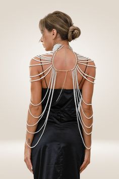 Schmücken Sie sich mit diesen Pearl Body Chain Schal Halsketten, speziell für Frauen, die das perfekte Accessoire suchen, um ihren Look zu verbessern.  Diese langen Halsketten für Frauen werden aus ausgewählten Perlen hand gefertigt und akribisch geschichtet, um einen fesselnden Effekt zu erzielen.  Ideal für diejenigen, die Perlenketten oder Perlenketten lieben, verleiht dieses einzigartige Stück jedem Ensemble einen Hauch von Raffinesse.
Egal, ob Sie an einer Hochzeit teilnehmen oder einfach nur ein Statement mit Ihrer Auswahl an Accessoires abgeben möchten, diese Perlenkette kreationen bieten sowohl Eleganz als auch Stil.  Das Design der geschichteten Halsketten sorgt dafür, dass sie auffallen und die Aufmerksamkeit der Zuschauer auf sich ziehen, während die Verwendung von hochwertigen, Bridal Body Jewelry, Pearl Body Chain, Jóias Body Chains, Shoulder Necklace, Mode Punk, Chain Bra, Pearl Chain Necklace, Body Chains, Moda Punk