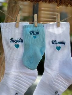 The family socks consist of white socks for mom and dad, embroidered with "Mommy" and "Daddy" respectively, and colored socks for the baby, embroidered with "Mini". All socks are made of soft, high-quality material for maximum comfort. These socks are the perfect baby gift and offer a cute, harmonious look for the whole family. The socks are also available in many other colors. Please just contact me for more information. Customizable White Socks For Gifts, Customizable White Socks For Gift, Customizable White Socks As Gift, White Cotton Socks For Gifts, White Cotton Socks As A Gift, White Cotton Socks As Gift, Personalized White Socks Gift, Embroidered Socks, White Socks