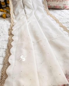 ~ORGANZA~ {Pre Order 2/6 Weeks •Dm For Purchase/Enquiries} Elevate your style with our white organza saree featuring heavy golden cutdana work on the scalloped border. Complete your look with our beautiful digital print blouse adorned with heavy cutdana, sequence, and pearl work. Shop now and dazzle the crowd with your impeccable style…🕊️ - - - - - - - - - - #fyp #bengaliwedding #asianwedding #wedding #asianfits #ootd #sareedrapping #sareelove #weddinginspo #sareeinspiration #fashioninspo #... Saree With Scallop Border, White Sarees, Function Dresses, Bengali Wedding, Colorful Borders, White Saree, Saree Border, Organza Saree