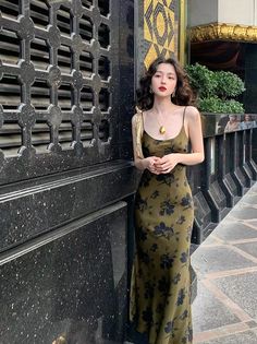 Mid Length Dresses Classy Formal, Old Hollywood Casual Outfits, Vintage Asian Aesthetic, Kelifaneoi Outfit, Mermaid Dress Casual, First Date Fits, Dress Aesthetic Vintage, Vintage Asian Fashion, Europe Dress