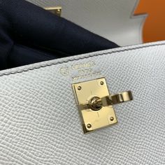 Description Hermes Kelly 25 Sellier Epsom Craie/Grey Bag For Women, Women’s Handbags, Shoulder Bags 10in/25cm Rep 1:1 Herms bags are... Kelly 25 Sellier, Hermes Kelly 25, Kelly 25, Hermes Kelly 28, Chanel Shirt, Grey Bag, Stylish Handbags, Hermes Bags, Evening Clutch Bag