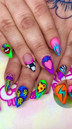 Tattoo Style Nail Art, Angry Nails, Alien Nails Design, Pizza Nails, Alien Nail Art, Trippy Nails, Animation Nails, Alien Nails, Metallic Nail Art