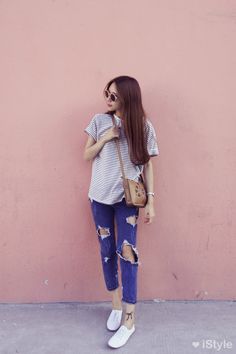 Tattered Jeans Outfit Casual, Tattered Jeans Outfit, Moda Ulzzang, Tattered Jeans, Jeans Korean, Jeans Outfit Casual, K Fashion, Mode Casual, Hem Jeans