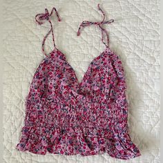 Really Pretty, Slightly Stretchy, Cropped Top Perfect For Spring/Summer. Size Small/Medium Urban Outfitters Tops, Cropped Top, Floral Top, Floral Tops, Urban Outfitters, Cute Outfits, Spring Summer, Womens Tops, Crop Tops