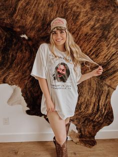 Live life to the fullest in the Hell Paso Concert Country Western T-Shirt / Oversized T-Shirt Dress! Concert, rodeo, or nash bash approved, this t-shirt or oversized tshirt can be worn as a dress.  It's fitted rocker staple is the perfect addition to any badass look. Plus, with a Jailbird Rebel Vibe that'll make you stand out everywhere you go. Grab your Hell Paso Top today! Versatile Design: Can be worn as a t-shirt or oversized t-shirt dress Perfect for Events: Ideal for concerts, rodeos, or N Outfit Country Concert, Stagecoach Festival, Outfit Country, Concert Top, Nashville Outfit, Ashley White, Western Tee, Oversized T Shirt Dress, Boho Clothes