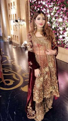 Barat Outfit, Shadi Makeup, Nikkah Brides, Bride Mehndi, Pakistani Bridal Couture, Cape Lehenga, Bridal Mehndi Dresses, Desi Wedding Dresses