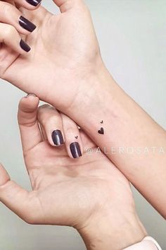 Tatuagens Femininas na Mão para você se Inspirar e fazer sua próxima tatuagem. Mum And Daughter Tattoo, Tiny Heart Tattoos, Small Chest Tattoos, Small Heart Tattoos, Chest Tattoos For Women, Small Hand Tattoos, Minimalist Tattoos