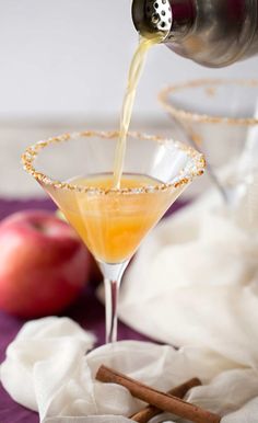 Christmas Martini Recipes, Caramel Apple Martini, Peppermint Martini, Apple Cider Drink, Cinnamon Simple Syrup, Christmas Martini, Cider Drinks, Caramel Vodka, Apple Martini