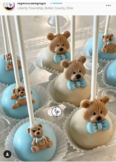 there are many cake pops with teddy bears on them