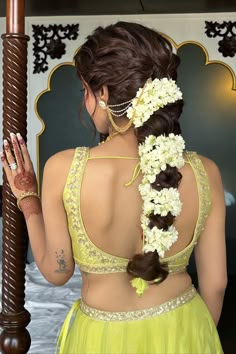 Bridal hairstyle for a Mehendi function with a tousled ponytail adorned with white mogras Messy Braided Hairstyles, South Indian Wedding Hairstyles, Bridal Ponytail, Hair Style On Saree, Engagement Hairstyles, Bridal Hairdo, Bridal Braids, Flower Braids, Traditional Hairstyle