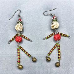 Red and Green Earringsdia De Los Muertoschristmas - Etsy Christmas Skulls, All Souls Day, All Souls, White Howlite, Skull Jewelry, Halloween Earrings, Green Earrings, Pink Bracelet, Halloween Skull