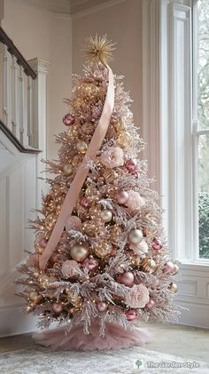 35 Inspiring Pink Christmas Decorations - The Garden Style Pink Gift Wrap, Christmas Tree Inspo, New Years Tree, Pink Napkins, Rose Gold Decor, Xmas 2024, Outdoor Christmas Tree, Pink Xmas, Pink Ornament