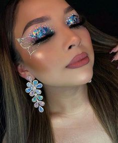 Clique no Pin pra aprender a se maquiar 🌟 Edc Makeup, Cosmo School, Butterfly Makeup, Drag Make-up, Rhinestone Makeup, Carnival Makeup, Rave Makeup, Model Ideas