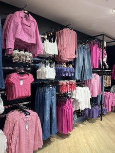 Decorating Ideas For Clothing Boutique, Make Your Closet Look Like A Boutique, Girly Boutique Ideas, Dress Store Design Interiors, Clothing Store Set Up, Retail Store Design Clothing, Store Accent Wall, Tiny Boutique Ideas, Shop Design Idees Boutiques