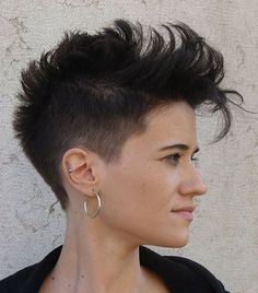 Dyke Haircut, Short Hair Mohawk, Mohawk Hairstyles For Women, Short Mohawk, Pixie Undercut, Mohawk Haircut, Beyonce Hair, Mohawk Hairstyles, Shaved Hair