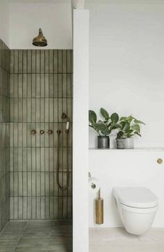 Big ideas for small bathrooms - from clever use of light to mirrors and space saving fittings - here's how to get the most out of your tiny bathroom. Metro Tiles Bathroom, Subway Tile Design, Green Subway Tile, Taupe Kitchen, Green Tile Bathroom, Subway Tiles Bathroom, Van Der Straeten, Tile Layout, Metro Tiles