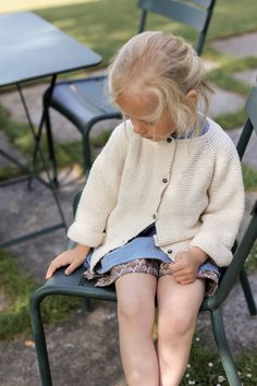 Baby and child cardigan in garter stitch and cotton thread made in France with a single seam under the sleeves! It is light and so practical for your children! A timeless wardrobe item from birth to 6 years old. Your perfect ally for summer, when the evenings get cooler and the getaways get chillier! The cotton thread comes from the Rougnat - Fonty (Creuse) spinning mill. It is ultra soft, natural and high quality. Thanks to the kit, learn to: - Knit garter stitch (knit stitch) - Knit raglans - Knit Garter Stitch, Raglan Knit, Diy Tricot, Garter Stitch Knitting, Pull Bebe, Kids Jumpers, Knitting Videos, Garter Stitch, Knit Stitch