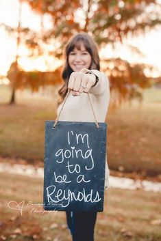 a woman holding a sign that says i'm going to be a rejonds