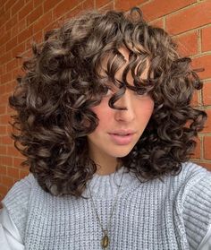 Thick Rounded Midi Rezo Cut with Bangs Pink Highlights In Brown Curly Hair, Long Curly Haircuts With Layers Natural Curls, Short Curly Hair With Bangs, Curly Bob Hair, Rezo Cut, Short Layered Curly Hair, Hairstyles For Thinning Hair, Layered Curly Haircuts