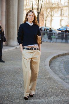 Camille Rowe Style, Tan Trousers, Camille Rowe, Mens Fashion Inspiration, 90s Fashion Outfits, Estilo Preppy, Spring Street Style, Formal Outfit