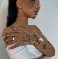 Lisa Onuoha, Small Face Tattoos, Boho Tattoos, Hand Tats, Delicate Tattoo, Hand Tattoos For Women, Bad Tattoos, Face Tattoos