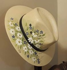 Sewing Artwork, Painted Clothes Diy, Custom Shoes Diy, Hand Painted Clothing, Handpainted Bags, Denim Art, Painted Hats, Hat Decoration, Beaded Hat