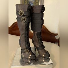 4” Knee High Steampunk Boot W/Laces. Ellie Quinley’s. Brown Size 7. Front Laces With Side Zippers. Also Has The Calf Guards For Added Effect, Can Be Worn With Or Without. In Original Box. Never Worn. Steampunk Outfits Women Pants, Diy Steampunk Boots, Steampunk Aesthetic Clothes, Steampunk Leg Prosthetic, Future Fantasy Fashion, Element Oc, Steam Punk Clothes, Steampunk Aesthetic Outfit, Modern Steampunk Fashion