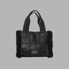 Gardez vos essentiels quotidiens chics et organisés avec le sac noir Midnight Blvck. Doté d'un design intemporel et d'une disposition réfléchie, c'est l'accessoire idéal pour rehausser votre style de vie. Emportez ce sac pour une démarche assurée avec toutes vos nécessités. Fait à la main avec soin et infusé d'amour, chaque pièce dégage une personnalité unique et garantit un artisanat supérieur.
Caractéristiques :

Taille : 32 cm x 23 cm x 9 cm
Composition : Cuir de mouton Luxury Square Shoulder Bag For On-the-go, Luxury Large Capacity Shoulder Bag For Daily Use, Luxury Black Box Bag For Everyday, Luxury Black Box Bag For Everyday Use, Trendy Shoulder Bag With Top Carry Handle For Everyday, Trendy Daily Shoulder Bag With Top Carry Handle, Trendy Everyday Shoulder Bag With Top Handle, Black Everyday Bags With Top Carry Handle, Trendy Top Handle Bag For Everyday Use