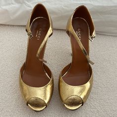 Pre Loved Gold Gucci Platform Heel Size 39. I Don’t Have The Dust Bags Or Lid For The Box. They Do Have Scuffs And And Dings But They Are Absolutely Beautiful Shoes. I Tried To Capture Wear And Tear In The Photos. Please Ask Any Questions Gucci Platform, Shoes Gucci, Gold Heels, Platform Heel, Gucci Shoes, Beautiful Shoes, Platform Heels, I Tried, Dust Bag