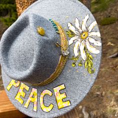 "Peace Hippie" Gray Vegan Suede Hand Painted Hat – Carmen Leigh Designs Painted Cowboy Hats, Painted Daisy, Nashville Art, Bar Shirt, Painted Hats, Hippie Painting, Daisy Painting, Upcycle Jeans, Hat Pin