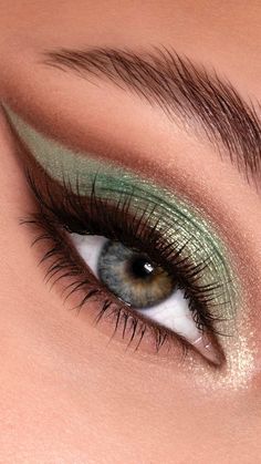 🤍🤍🤍_ @viseart cool mattes 2 palette/ @artistcouture Icy girl🎨 | Instagram Dark Green And Silver Makeup, Makeup Looks Green, Liner Styles, Silver Makeup, Glam Bride, Icy Girl, Mehndi Design Photos, Green Makeup, Makijaż Smokey Eye