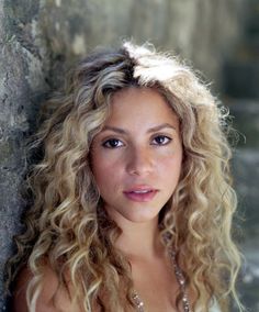 cheveux bouclés - Shakira - cheveux blondes Curly Hair Photos, Fashion Pic, Colored Curly Hair, Annie Leibovitz, Wavy Curly Hair, Healthy Fit, Art Makeup