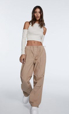 Pantalon Parachute, Womens Cargo Trousers, Trousers Women Outfit, Inverted Triangle Outfits, Inverted Triangle, Muslim Fashion Hijab, Famous Fashion, Mode Inspo, Pants Design