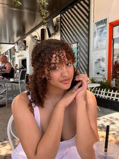 Curly hair redhead ginger hair inspiration Diva Haircut Curly, Curly Hair With Bangs Black Women, Curly Bangstyle Hair Black Women, Short 3b Hair, Natural Hair With Bangs, Bangs And Curly Hair, Copper Curly Hair, Curly Hair Bangs Hairstyles, Short Curly Hair With Bangs