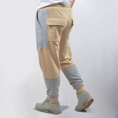 Fashionable youth and men's trousers. Made in patchwork style - two colors and details. Comfortable fit, two deep side pockets and two rear cargo pockets. An insert (gusset) is sewn between the legs, thanks to which it is very convenient to play sports and move around in pants. Sewn from quality material - a footer with a three-thread loop. Density 310 g / m2. Composition 70% cotton, 30% polyester.This model is multifunctional. Can be used for jogging, sports, regular biker use, cosplay and more Wicked Clothing, Sweatpants Beige, Stitching Pants, Patchwork Sweatpants, Men Sweatpants, Sweatpants Women, Sportswear Design, Cozy Pants, Biker Pants