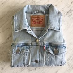 Women’s Levi’s Original Trucker Jacket -Size Medium -Light Wash -Like New Condition! (Never Worn) Levis Women Jeans, Trucker Jacket Women, Levis Shop, Cropped White Jeans, White Denim Jacket, Levis Jacket, Jean Jacket Women, Lined Jeans, Vintage Denim Jacket