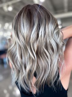 Dimensional Bright Blonde, Balayage Dimensional, Bright Blonde Balayage, Grey Blonde Hair, Grey Hair Dye, Dark Blonde Hair Color, Perfect Hair Color, 50 Hair, Balayage Color