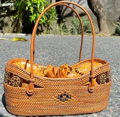 Experience luxury and sustainability with our custom handmade rattan handbags. Free shipping available for a limited time only. Shop now and make a fashion statement. Handbag Stand, Western Style Interior, Rattan Bags, Flowy Sundress, Rattan Handbags, Rattan Bag, Top Handle Handbags, Weaving Patterns, Beach Lovers