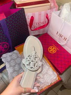 tory burch Tory Burch Sandals Sparkly, Tori Burch, Tory Burch Aesthetic, White Tory Burch Sandals, Tory Burch Slippers, Tory Burch Slides, Bling Sandals, Crocs Fashion