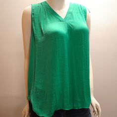 Name Brand - Alfani V-Neck Top Color - Cozumel Size - Large P2p 22.5" Length 27.5" (Tapers Longer In The Back) See Pictures For Details Of Material If You Have Any Questions Please Feel Free To Ask! Green V-neck Top For Summer, Cozumel, V Neck Tops, Product Description, Blouses, Womens Tops, Feel Free, V Neck, Green